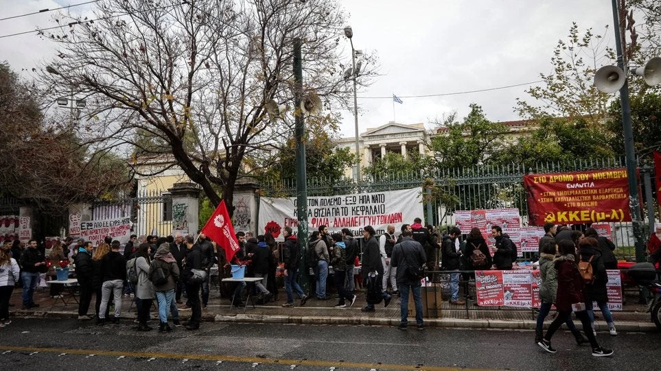 «Φρούριο» η Αθήνα – Στις 3 μ.μ. ξεκινά η πορεία – Έκλεισαν οι πύλες του Πολυτεχνείου